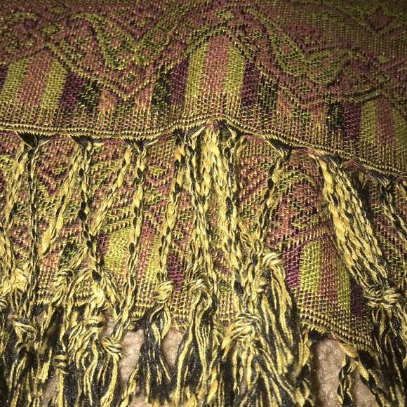 Green patterned scarf - Picture 2 of 3